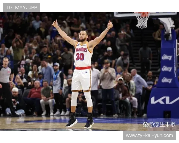 库里第三节三分5中4砍下16分，勇士将分差缩小至3分