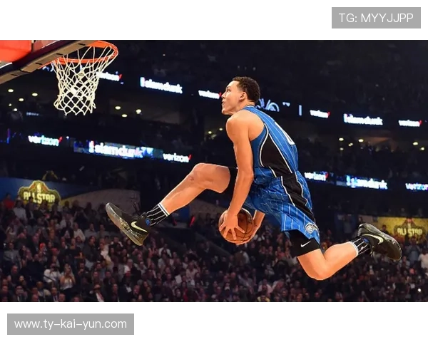 球迷互动环节扣篮大赛，现场气氛热烈