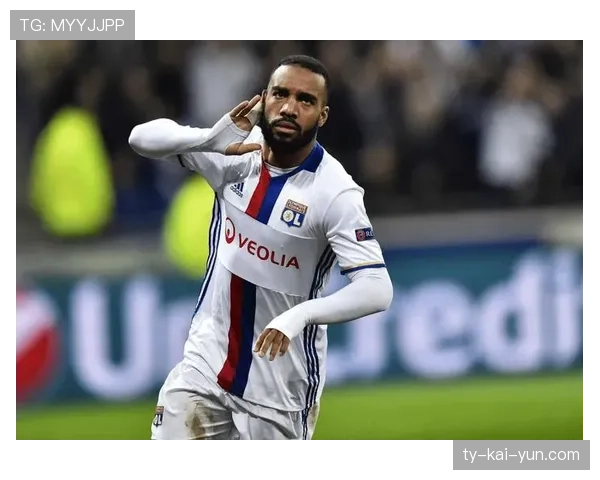 官方确认:里昂前锋拉卡泽特脚踝韧带扭伤,预计缺席四周 官方确认:里昂前锋拉卡泽特脚踝韧带扭伤,预计缺席四周